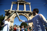 Ολυμπιακή Φλόγα: Κλειστοί δρόμοι τώρα στο κέντρο της Αθήνας - Φωτογραφίες από την Τελετή Παράδοσης