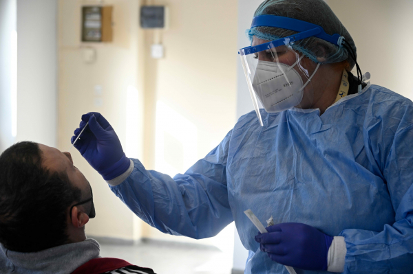 Τι αλλάζει με τα rapid test των εργαζομένων, τι ισχύει με τους μισθούς των ανεμβολίαστων (βίντεο)