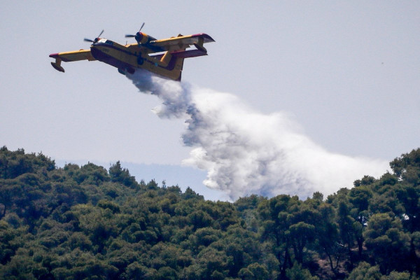 Καίει για δεύτερη μέρα η φωτιά στην Κέα, αναμένονται ενισχύσεις