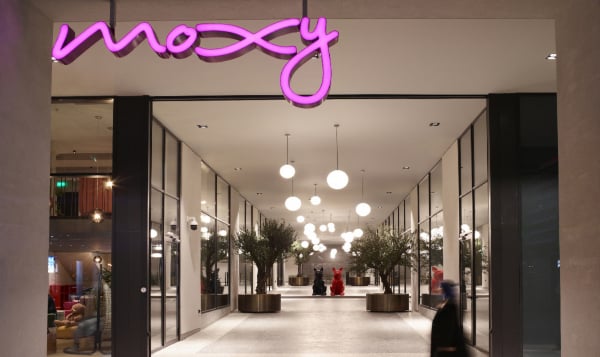 MOXY ART AFFAIR GOES URBAN: 5 Urban Καλλιτέχνες Μετατρέπουν το Moxy Athens City σε Ζωντανό Έργο Τέχνης