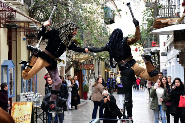 Ποιους κινδύνους κρύβουν αποκριάτικες στολές και «αξεσουάρ»