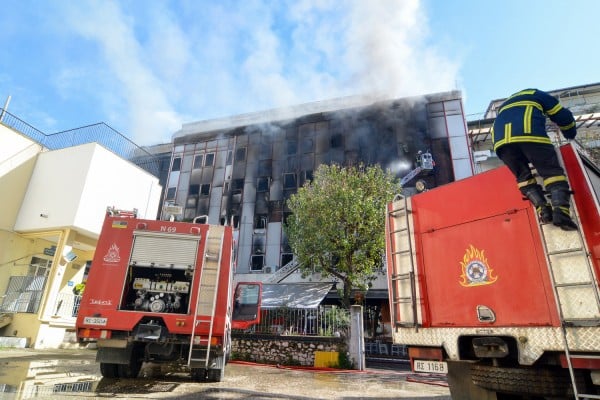 Υπό μερικό έλεγχο η φωτιά σε εφορία στη Λάρισα (pic&amp;vid)