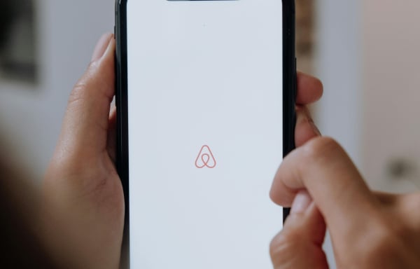 Airbnb: Τα τρία νέα μέτρα που εξετάζει η κυβέρνηση