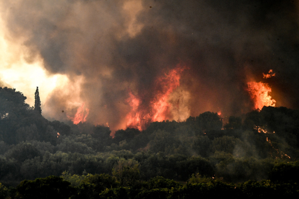 Μεγάλη η δυναμική της φωτιάς στην Αχαΐα - Πέρασε στην Ηλεία, 120 πυροσβέστες στη μάχη