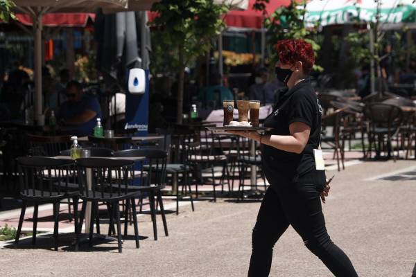 Προειδοποίηση Βασιλακόπουλου: «Τα κορονοπάρτι φέρνουν... έκρηξη του ιικού φορτίου»