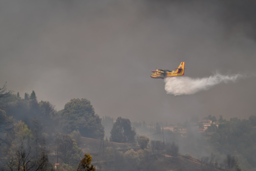 Φωτιά στην Ηλεία: Τα εναέρια μέσα στη μάχη με το φως της ημέρας