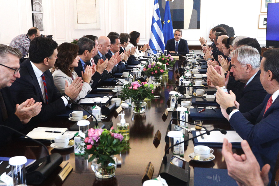 Κυβερνητικό «Dragons' Den» με τον Έλληνα Πρωθυπουργό και 49 υπουργούς - επιχειρηματίες