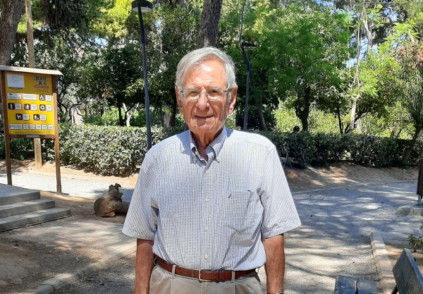 Ο Έλληνας φυσικός που «έστρωσε» τον δρόμο στο πανεπιστήμιο Κρήτης αποκαλύπτει στο Dnews - Η Φρειδερίκη, το Μαϊάμι και οι νεκροί του Άδελε…