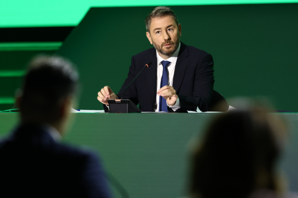Η στρατηγική του ΠΑΣΟΚ: Να φαίνεται ότι μπορεί να πλησιάσουμε τον Τσίπρα!