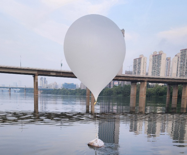 Ανθρώπινα περιττώματα και... Hello Kitty στα νέα μπαλόνια που έστειλε ο Κιμ στη Νότια Κορέα