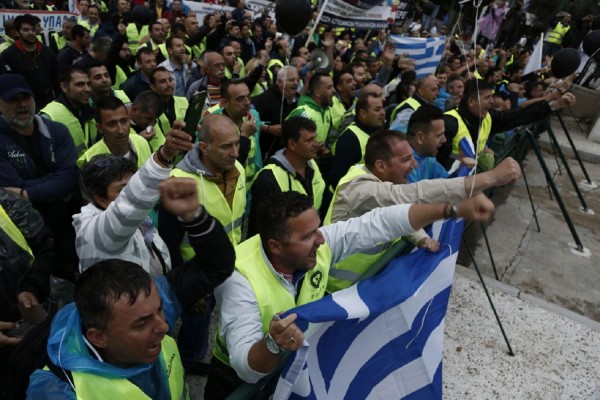 Έξω από τη Βουλή οι ένστολοι - Συνεχίζεται η κατάληψη στο ΓΛΚ