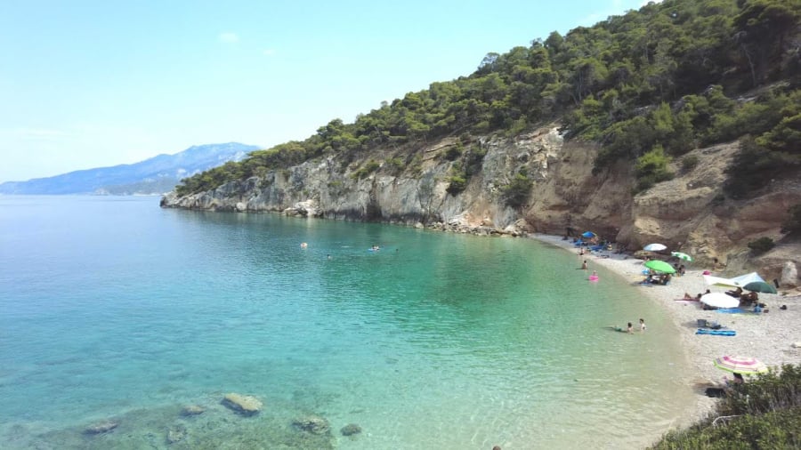 Η εξωτική παραλία που θυμίζει Σεϋχέλλες απέχει 1,5 ώρα από την Αθήνα
