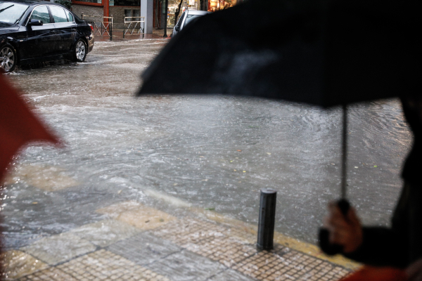 Σε πλήρη ισχύ το έκτακτο Δελτίο Επιδείνωσης Καιρού με το νέο κύμα κακοκαιρίας να πλήττει τη χώρα - Live η πορεία της (χάρτης)