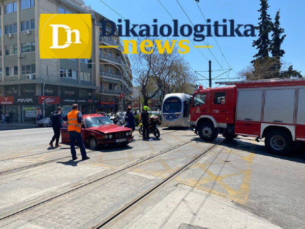 Σύγκρουση τραμ με ΙΧ στην Καλλιρόης, επιχείρηση απεγκλωβισμού ηλικιωμένου (βίντεο - εικόνες)