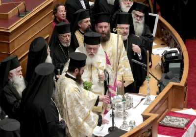 Αγιασμός σήμερα στη Βουλή - Τα βλέμματα σε Φίλη και Ιερώνυμο