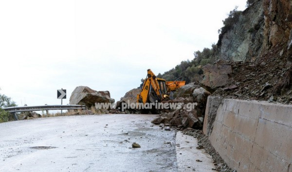 Μυτιλήνη: Κατολισθήσεις σε επαρχιακό δρόμο λόγω της κακοκαιρίας