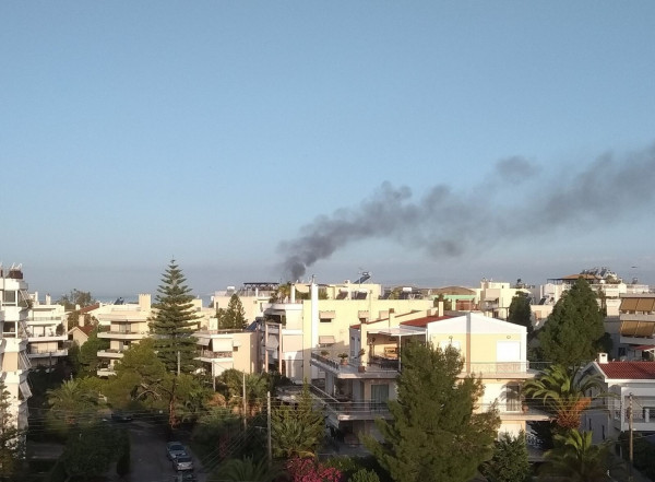 Συναγερμός στη Μαρίνα Γλυφάδας - Στις φλόγες δύο σκάφη (pic)