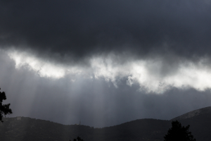 «Συνεχόμενα βαρομετρικά χαμηλά»: Έρχεται χειμωνιάτικη κακοκαιρία με καταιγίδες και χιόνια