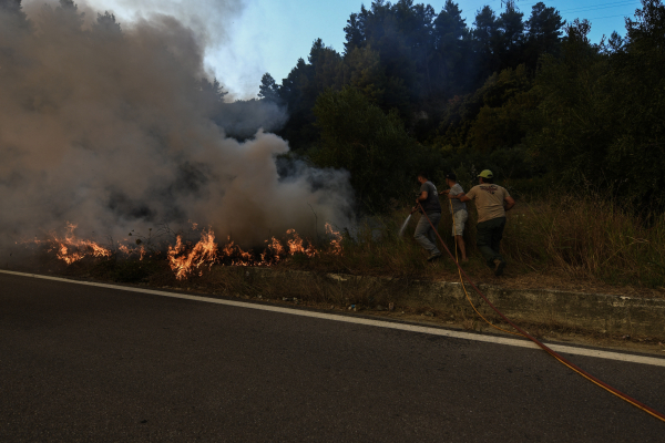 Φωτιά σε Ωρωπό: Πρόστιμο σε άτομα που πραγματοποιούσαν καύσεις και οξυγονοκολλήσεις