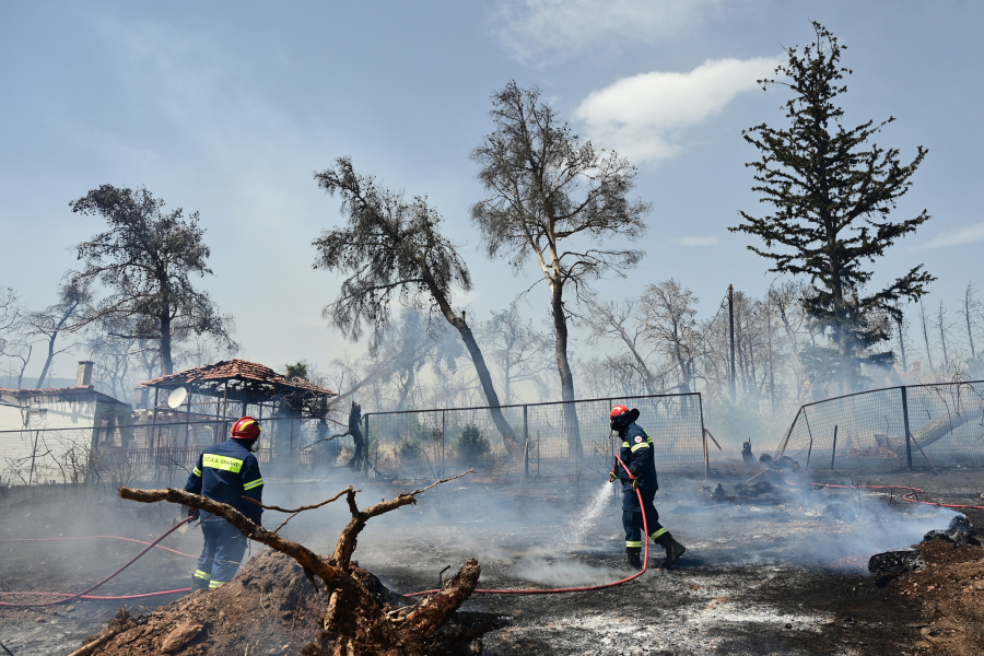 Φωτιά στη Βαρυμπόμπη: Υπό μερικό έλεγχο, δεκάδες πυροσβέστες, αεροπλάνα και ελικόπτερα