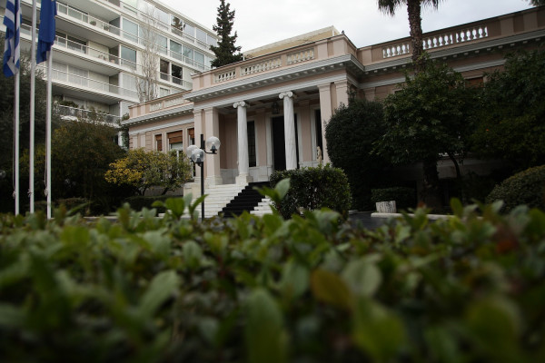 Η κυβέρνηση «αδειάζει» Μηταράκη για Reuters