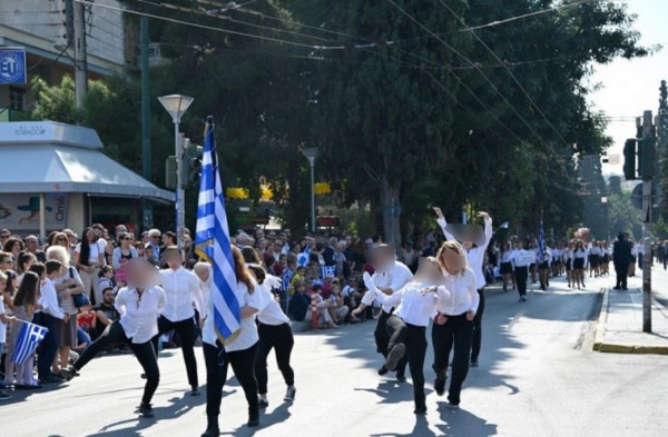 Κορίτσια παρέλασαν... χορεύοντας - Δείτε το βίντεο που έγινε viral (video)