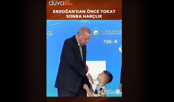 Ο Ερντογάν χαστούκισε αγοράκι επειδή δεν του φίλησε το χέρι