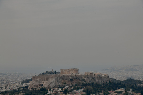 Έφθασε στην Αττική η στάχτη από τη φωτιά στην Κορινθία, συστάσεις του υπουργείου Υγείας (εικόνες, βίντεο)