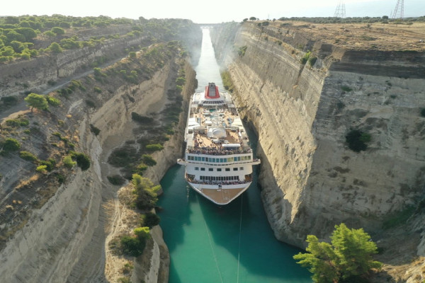 Πλοίο 200 μέτρων πέρασε από τον Ισθμό της Κορίνθου - Εντυπωσιακές εικόνες (pics)