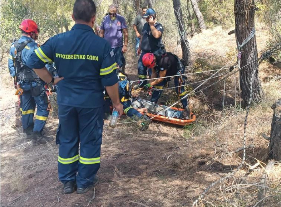 Λαυρεωτική: Eπιχείρηση απεγκλωβισμού άνδρα που έπεσε σε πηγάδι (Βίντεο)