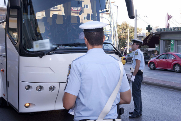 Το κινητό... «σκουλαρίκι» έχουν οι Έλληνες οδηγοί - 431 παραβάσεις σε τρεις μέρες