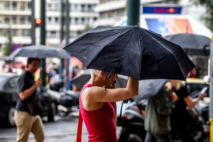 Καιρός σήμερα: Μπόρες με 38άρια