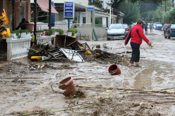 Ενισχύονται οι προσπάθειες αποκατάστασης στη δυτική Αττική