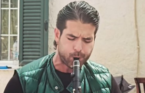 Συγκινεί ο Άρης Μουγκοπέτρος: Παίζει κλαρίνο ένα χρόνο μετά το ατύχημα (βίντεο)