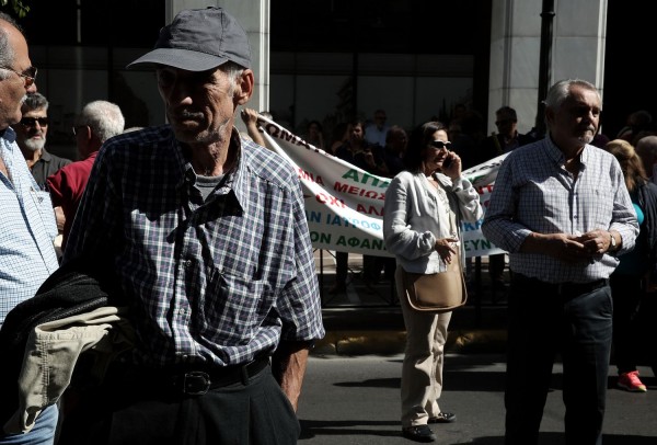 Στα όριά τους οι συνταξιούχοι - Έως 277 το μήνα το «μαχαίρι» από το 2019