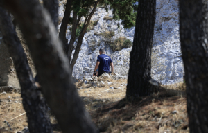 Νεκρή στον Λυκαβηττό: Τα τρία ερωτήματα που χρειάζονται απάντηση