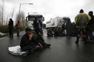 Λάρισα: Περίπου 400 πρόσφυγες εγκατέλειψαν το κέντρο φιλοξενίας και απέκλεισαν την εθνική οδό