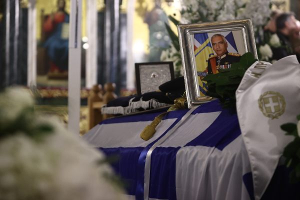 Μιχάλης Κωσταράκος: Συγκίνηση στην κηδεία του επίτιμου αρχηγού ΓΕΕΘΑ, στεφάνι από Ακάρ