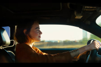 Γιώργος Λάνθιμος: Κυκλοφόρησε το τρέιλερ της νέας του ταινίας με την Έμα Στόουν