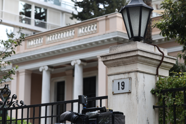 Μία ακόμη - αναπάντεχη - βραδυφλεγής βόμβα στην αυλή του Μαξίμου