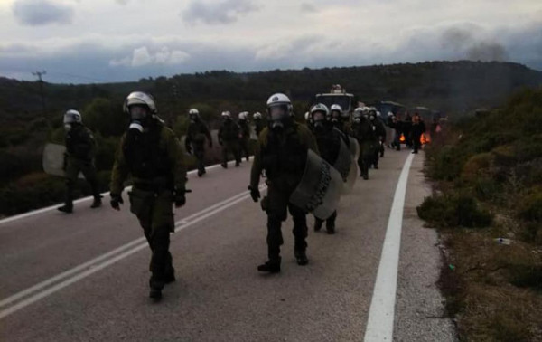 Λέσβος: Αποχωρούν τα ΜΑΤ από το νησί - Στα καράβια οι κλούβες