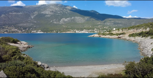Η παραλία με τα γαλαζοπράσινα κρυστάλλινα νερά μια ώρα από την Αθήνα
