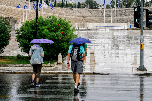 Καιρός: Έρχονται μπόρες και πτώση της θερμοκρασίας, πού θα βρέξει