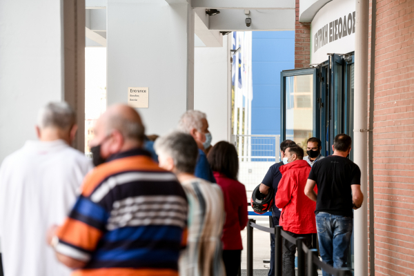 Αγώνας ταχύτητας για τους εμβολιασμούς - Η επιχείρηση «πειθώ» και το σχέδιο «πόρτα πόρτα»