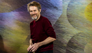 Το Μήνυμα για την Παγκόσμια Ημέρα Θεάτρου 2026: Ο Γουίλεμ Νταφόε μιλά για τον ελέφαντα στο δωμάτιο