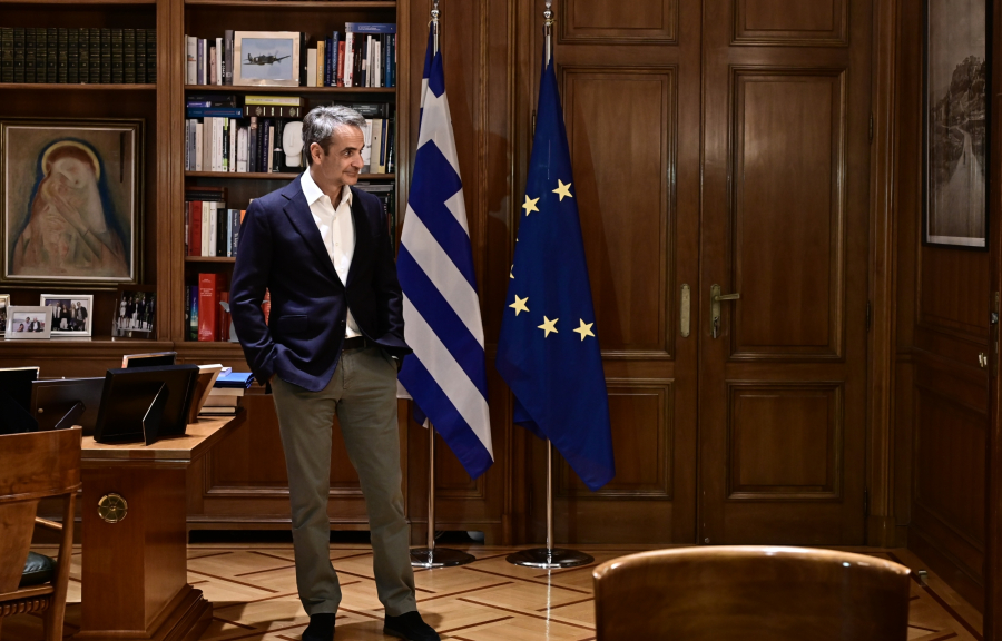 Le Monde: Η ελληνική κυβέρνηση κατηγορείται πως επιχειρεί να θάψει το σκάνδαλο των υποκλοπών