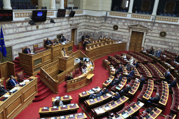 Κάλπες για να προλάβει επιπτώσεις από υποκλοπές και ΟΠΕΚΕΠΕ;