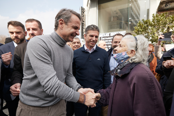 Λάρισα: «Σφίγγα» ο Μητσοτάκης για την ημερομηνία εκλογών - Τα απρόοπτα της περιοδείας με το ντέρμπι αιωνίων και τους Guns N&#039; Roses