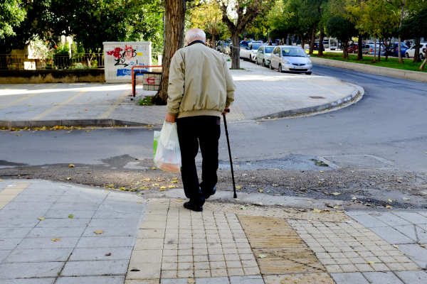 Απίστευτο! Έβγαλε στα 70 του χρόνια την πρώτη του αστυνομική ταυτότητα