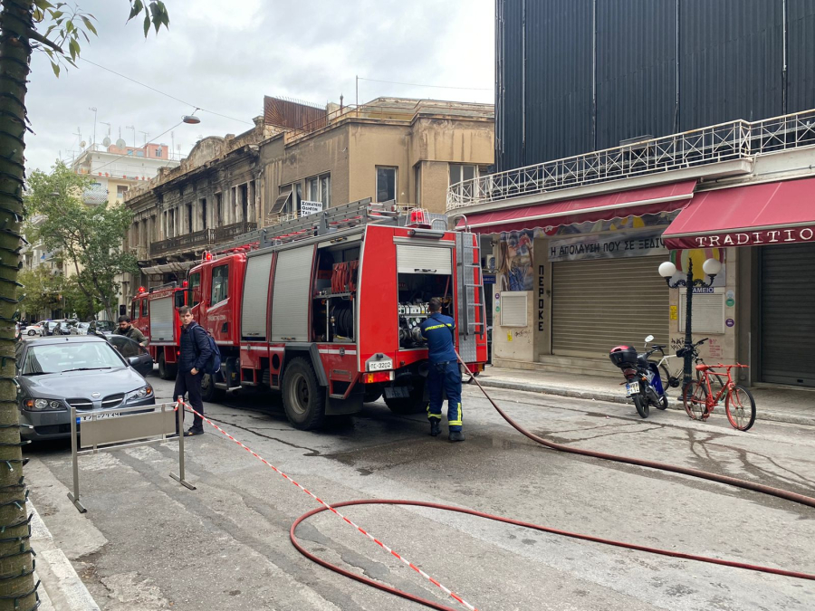 Υπό έλεγχο η φωτιά στο θέατρο Περοκέ